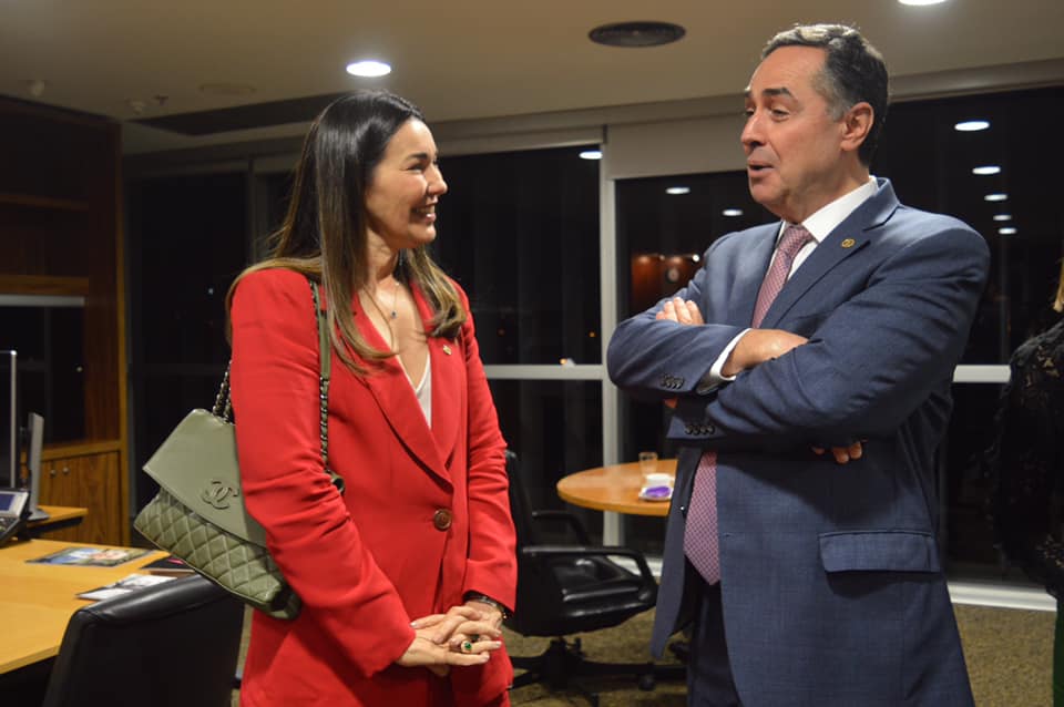 A deputada federal Margarete Coelho conversa com o ministro Roberto Barroso