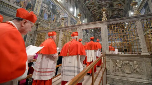 Cardeais chegando para o co0nclave no Vaticano em 2013